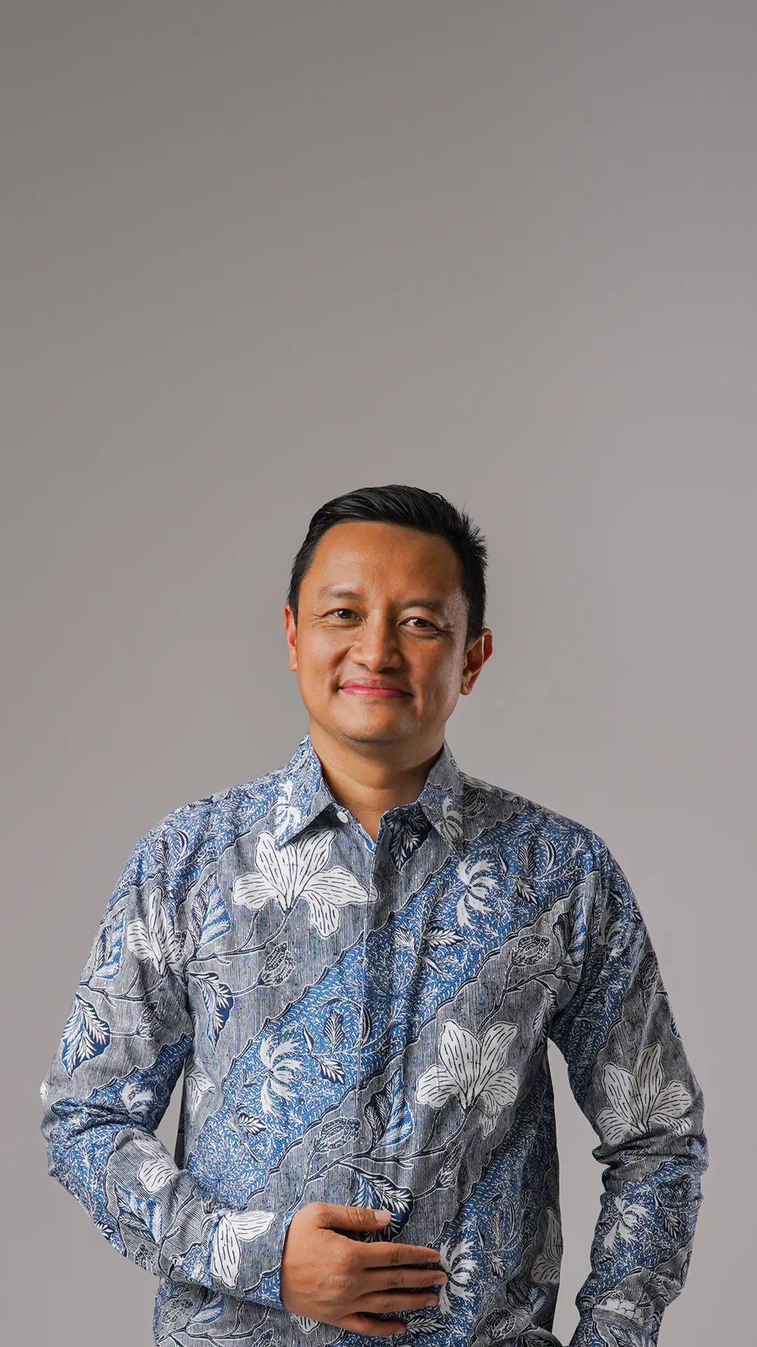 Herwin Muchtar berbatik, tangan di dada