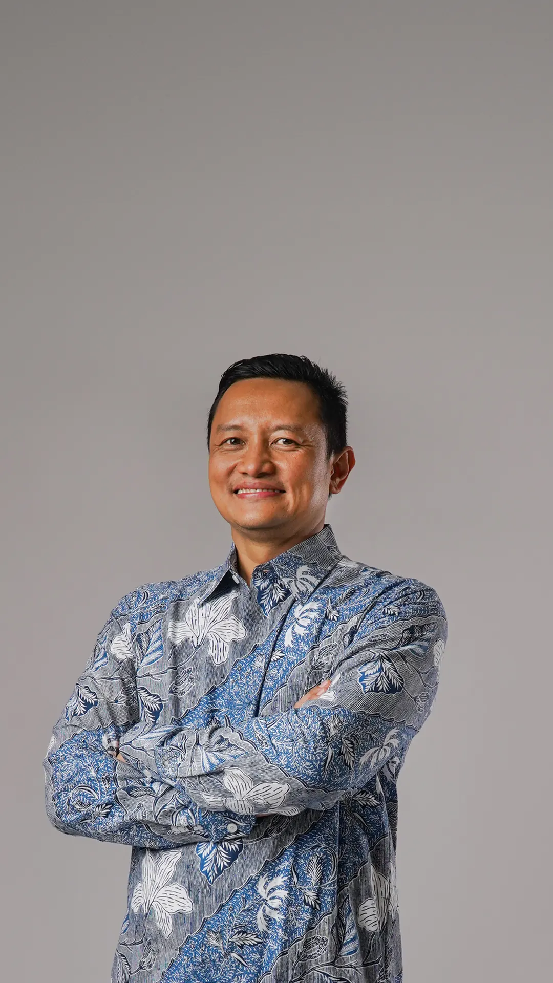 Herwin Muchtar berbatik, tangan bersedekap